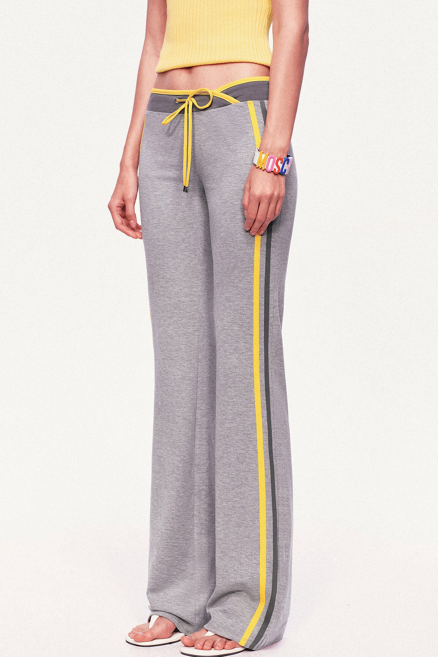 Pantaloni dritti a vita bassa con coulisse e doppia fascia in vita