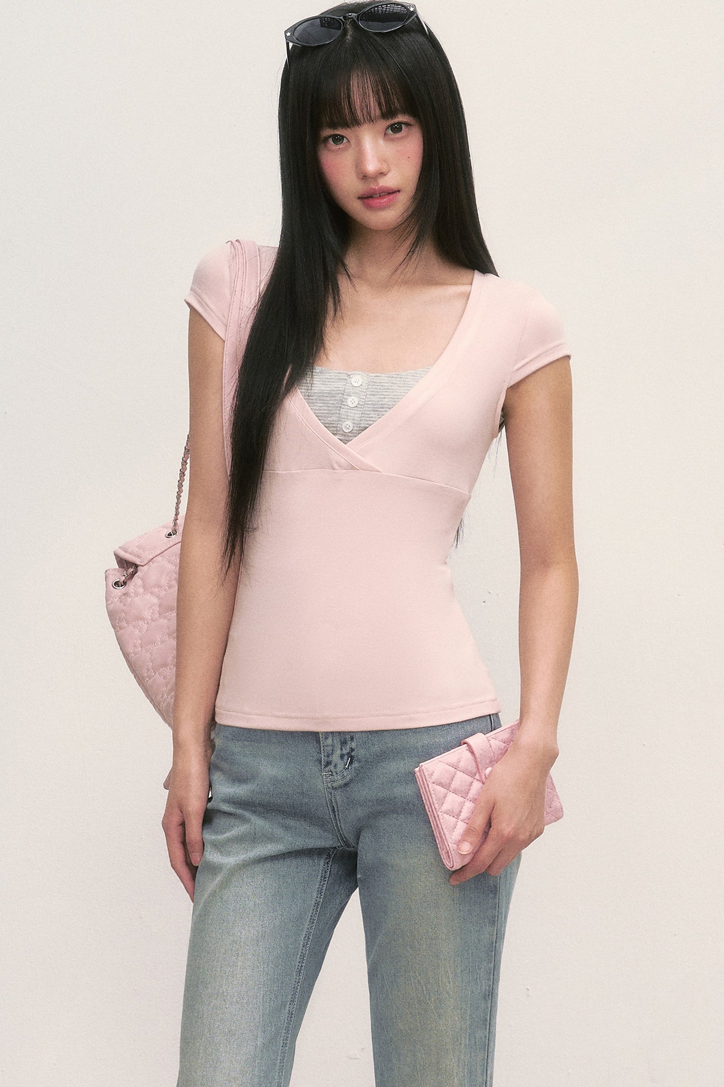 Rosa V-Ausschnitt-Top im Lagenlook und gestreiftes Camisole-Set