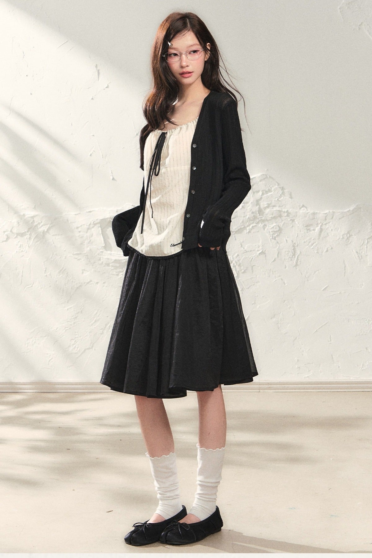 Completo con cardigan sottile a maglia, canotta, pantaloni e gonna