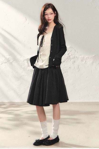 Completo con cardigan sottile a maglia, canotta, pantaloni e gonna