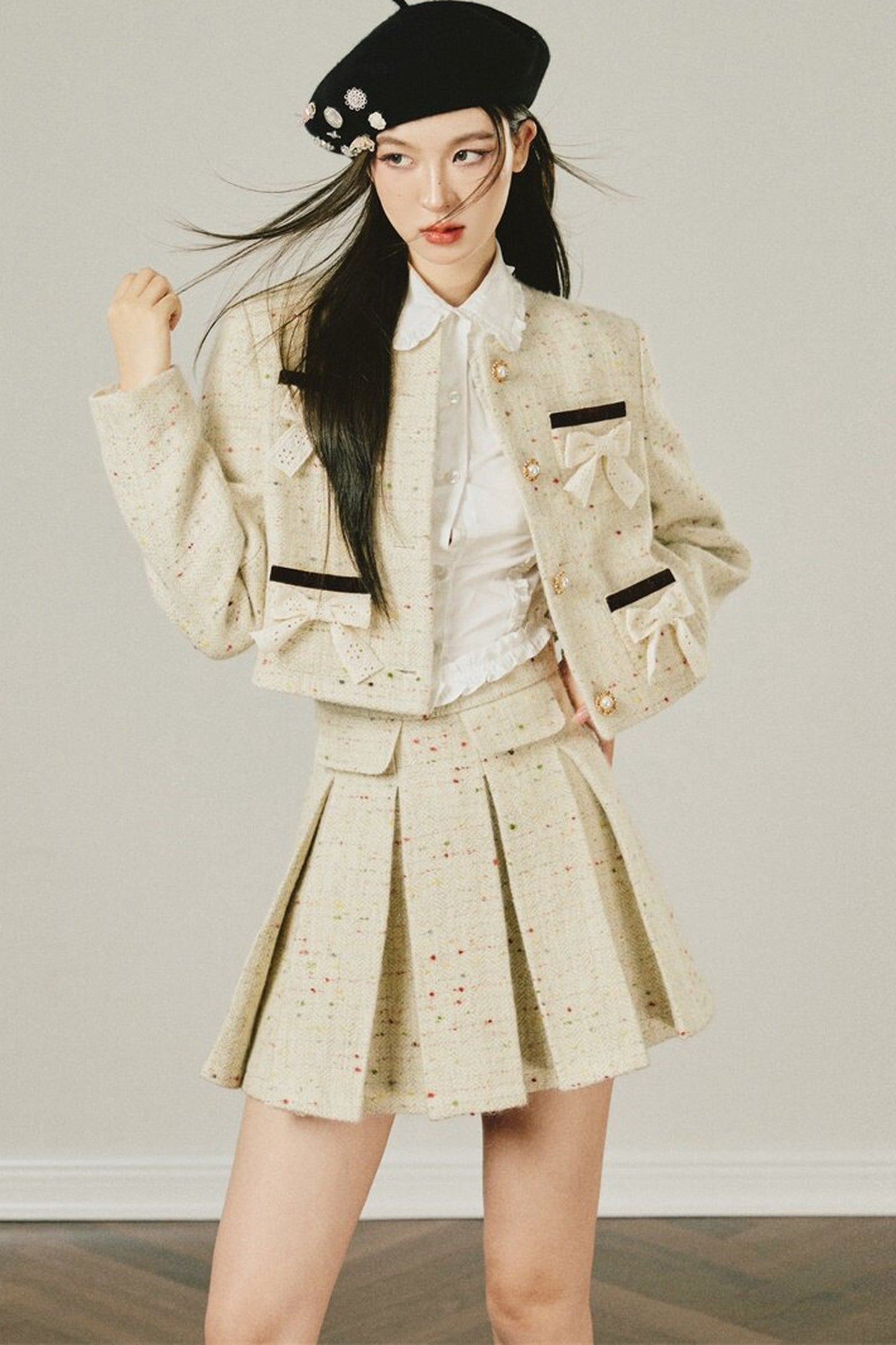 Completo con giacca in tweed di lana e gonna plissettata