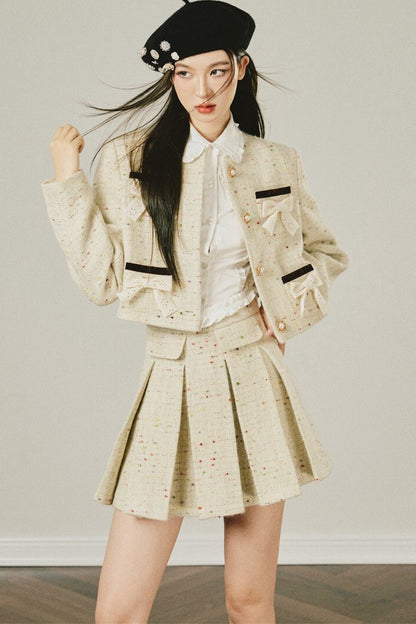 Completo con giacca in tweed di lana e gonna plissettata
