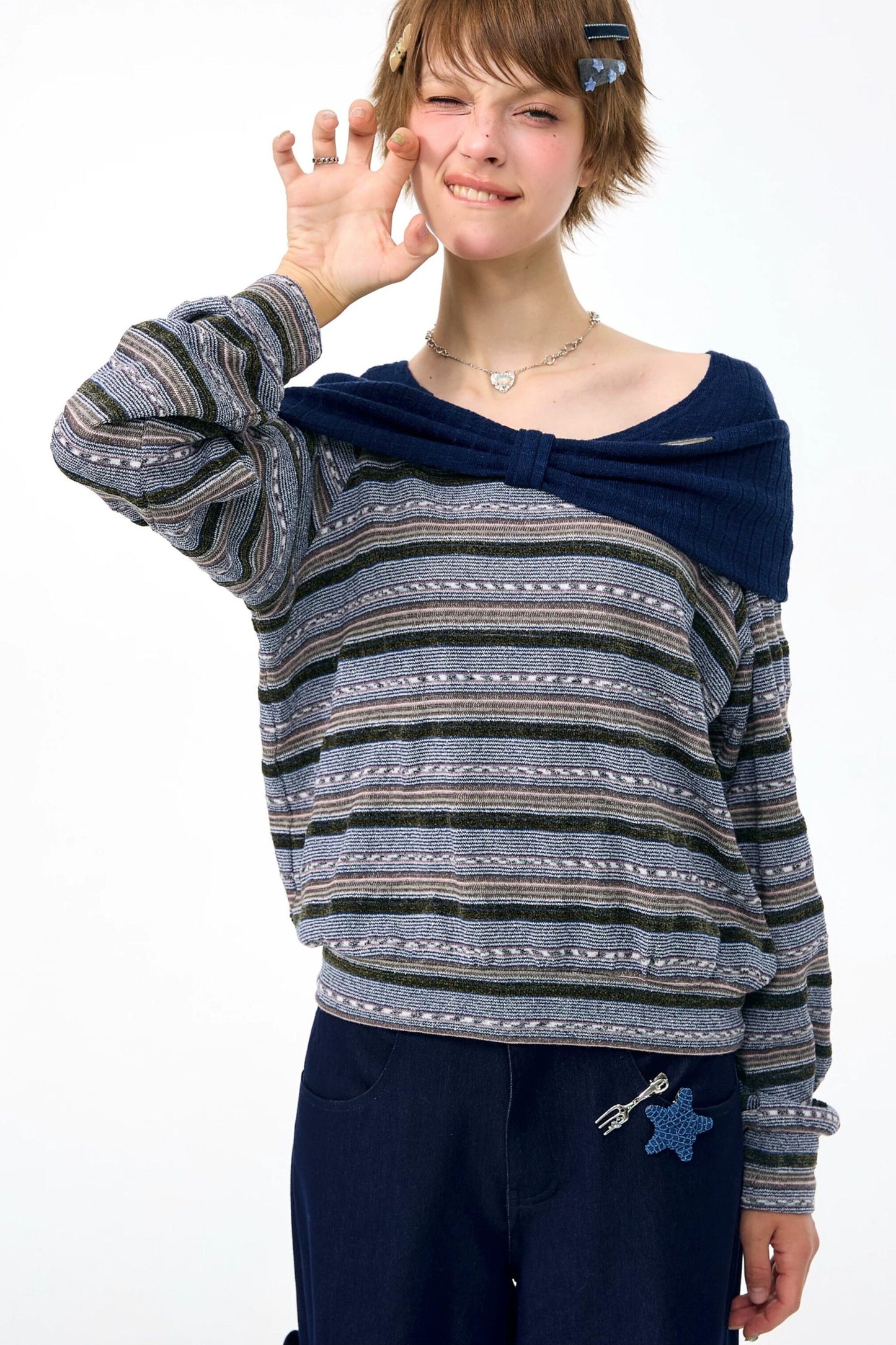 Maglietta in maglia a righe con fiocco verde