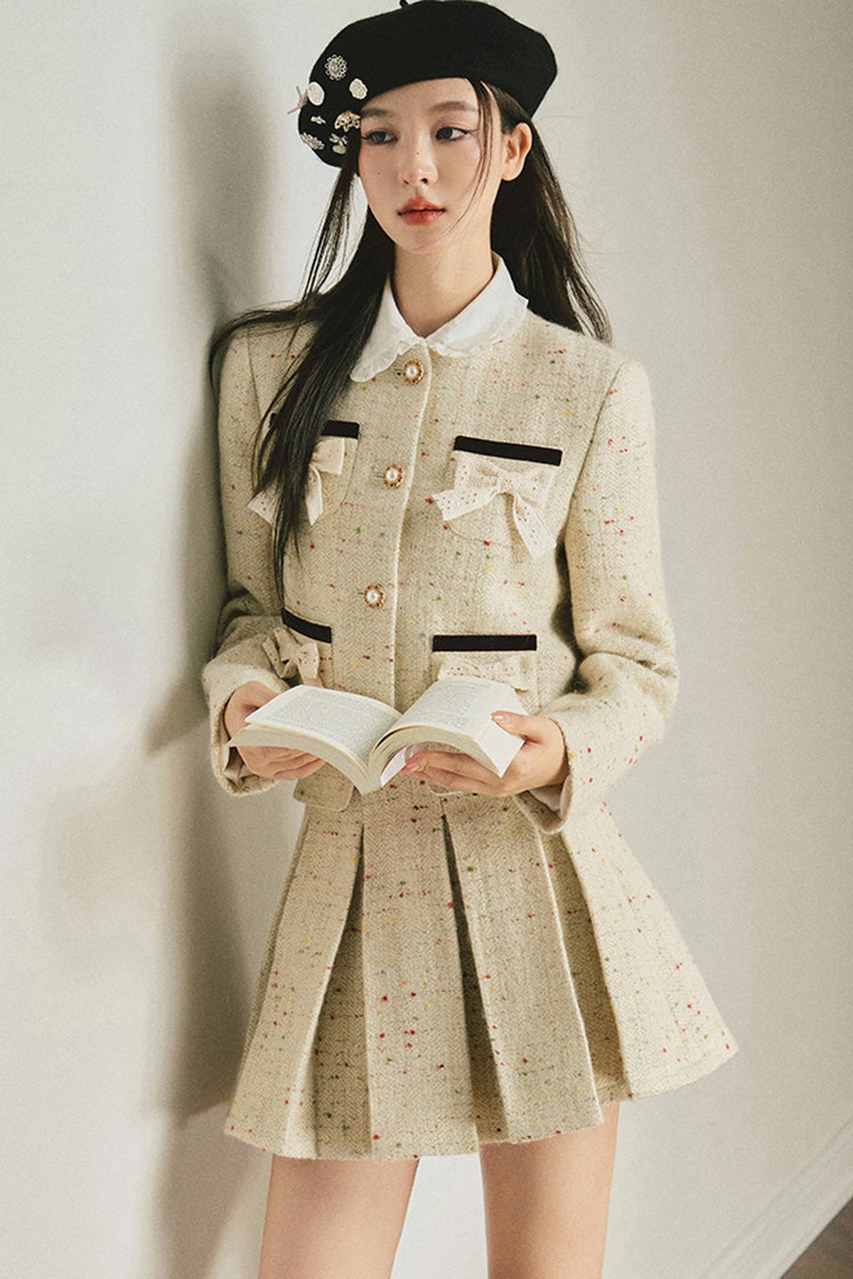 Completo con giacca in tweed di lana e gonna plissettata