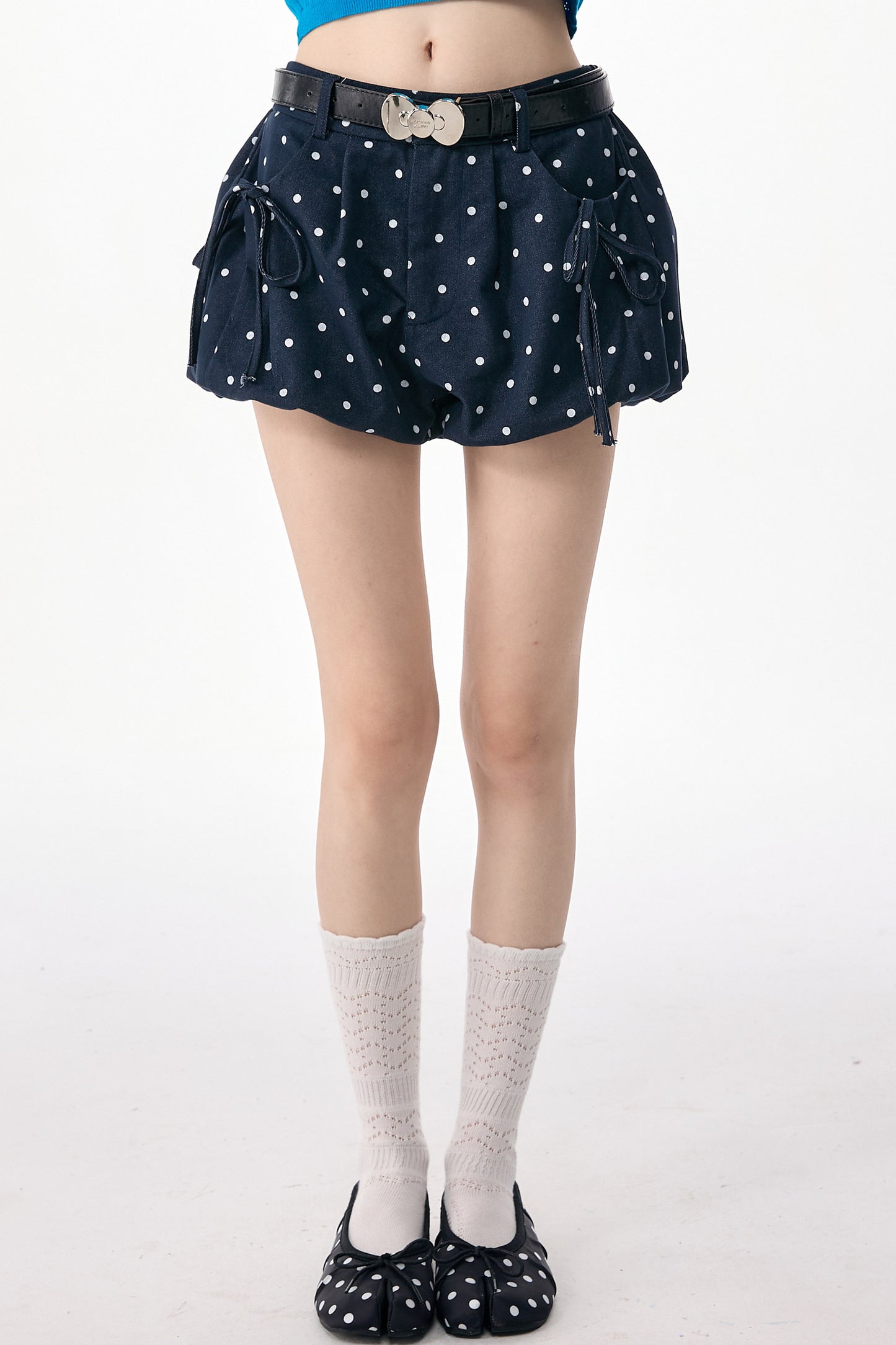 Dunkelblaue gepunktete Shorts mit hoher Taille