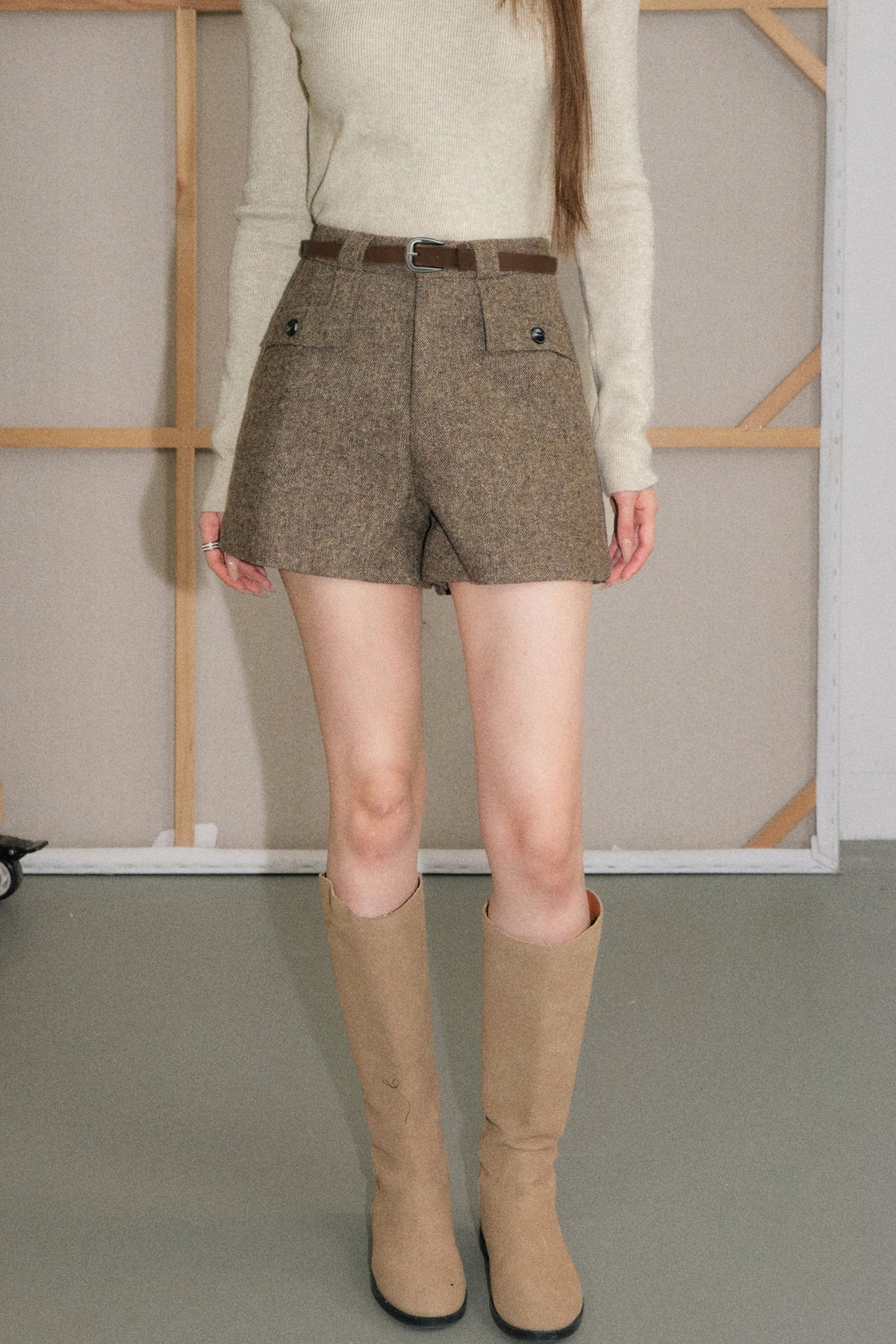 Completo retrò a maglia a trecce con maglione e pantaloncini