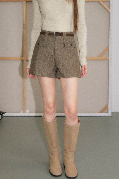 Completo retrò a maglia a trecce con maglione e pantaloncini