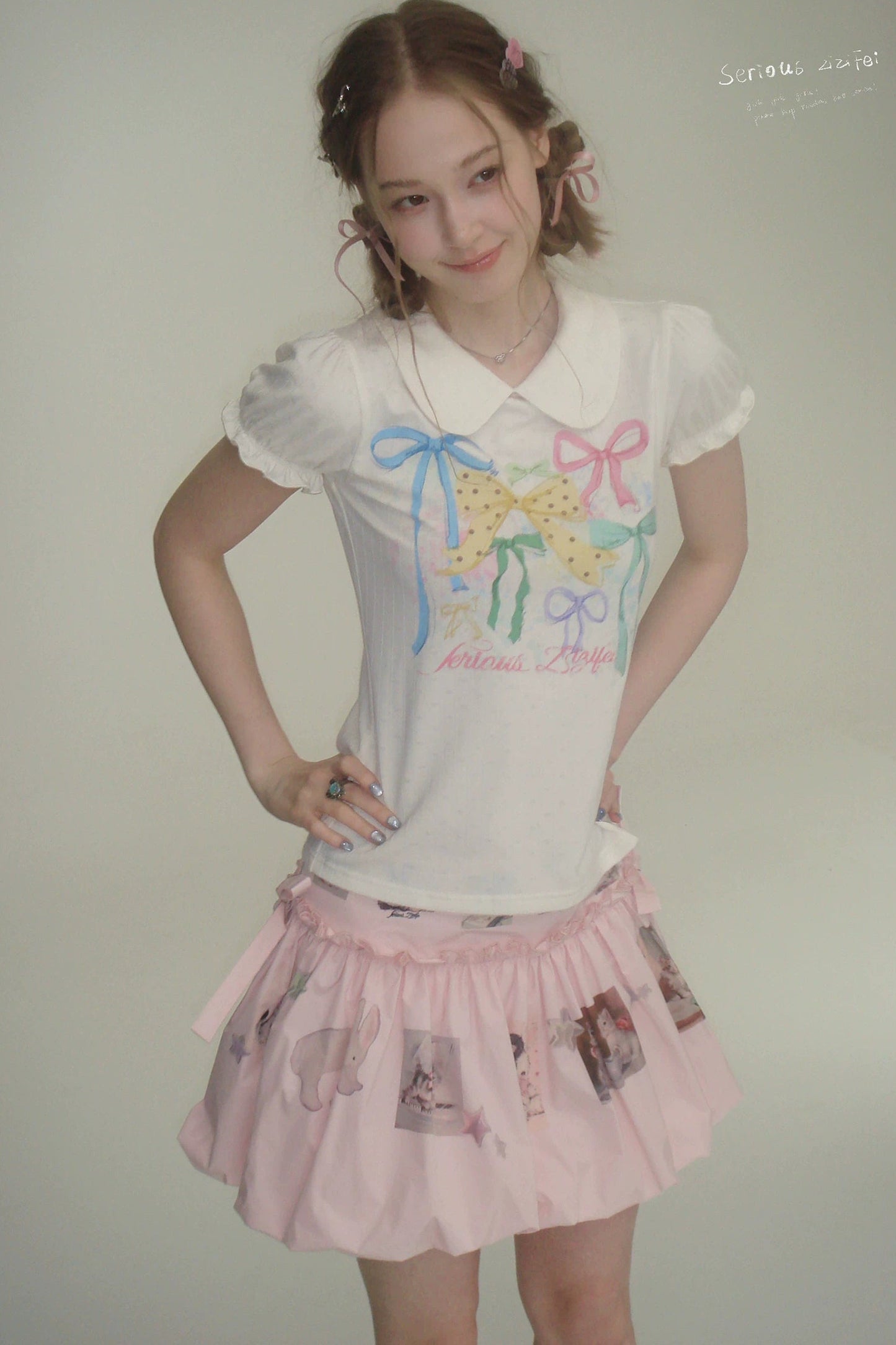 T-shirt bianca con maniche a sbuffo e stampa con fiocchi