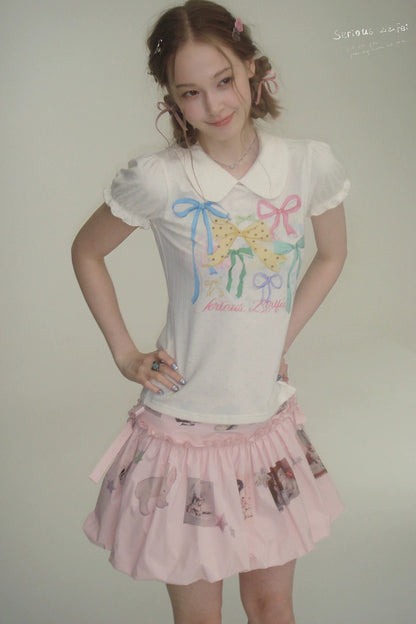 T-shirt bianca con maniche a sbuffo e stampa con fiocchi