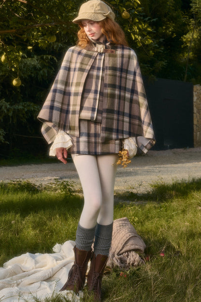 Ensemble avec cape à carreaux amovible, gilet et jupe trapèze