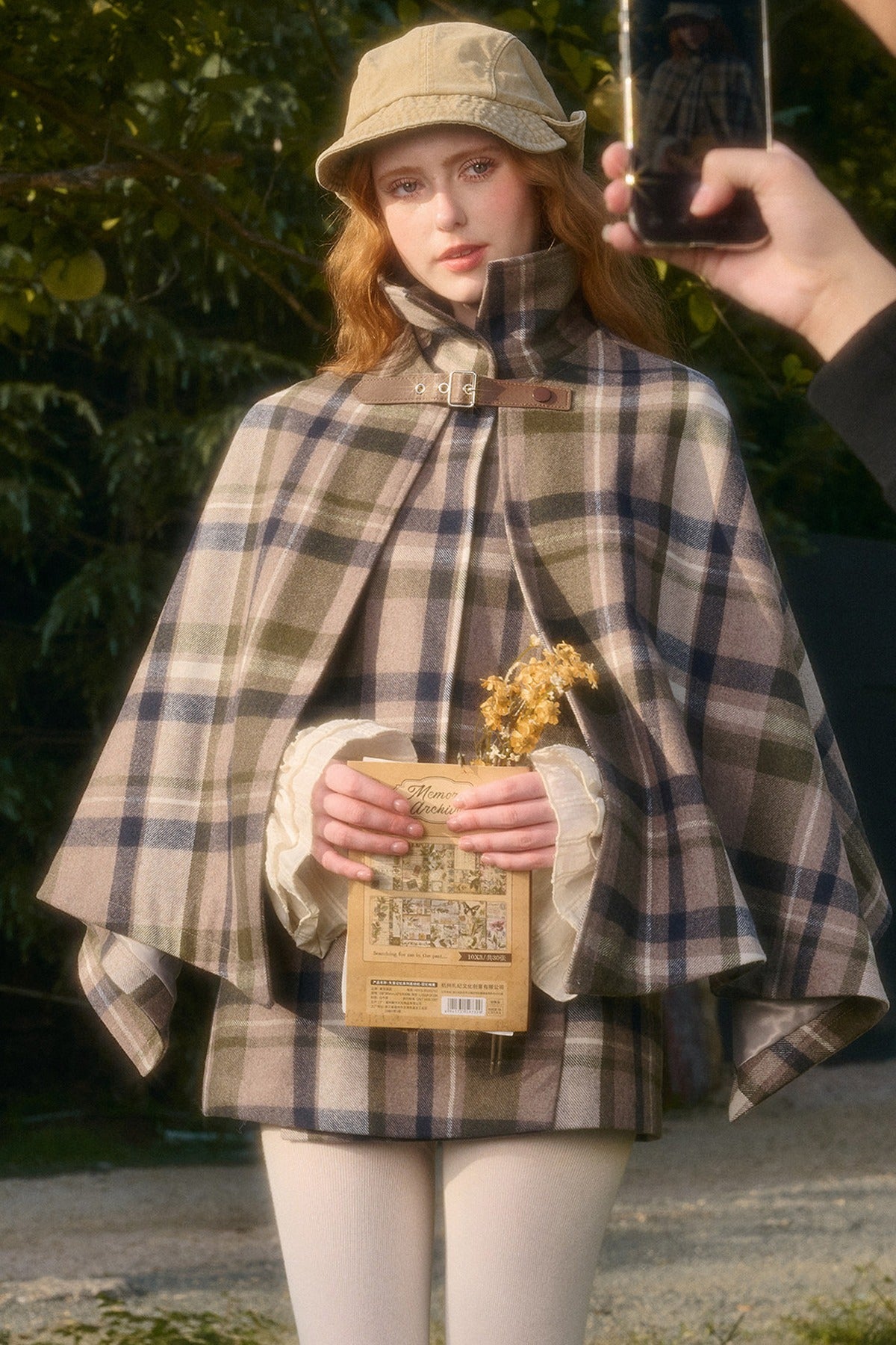 Ensemble avec cape à carreaux amovible, gilet et jupe trapèze