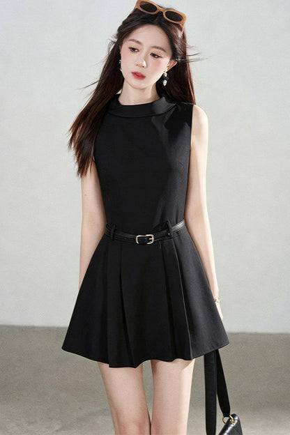 Plissiertes Kleid mit Gürtel im französischen Stil