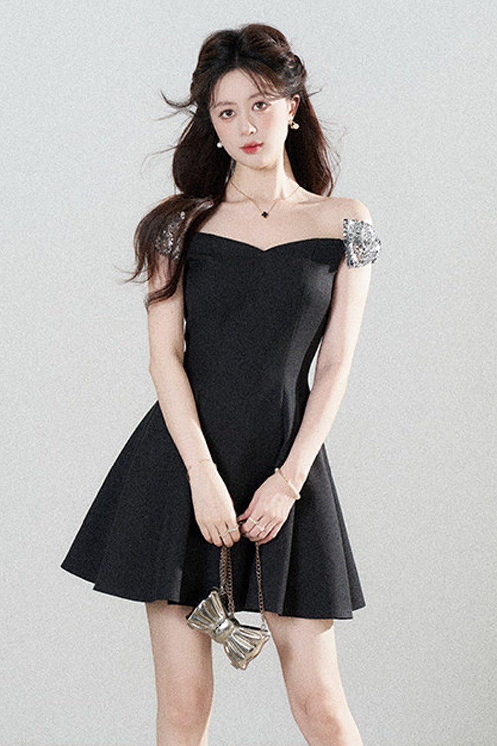 Schwarzes schulterfreies Kleid mit geraffter Taille