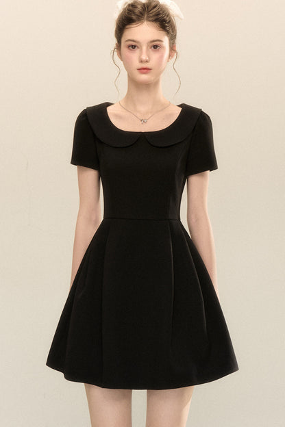 Kurzärmeliges A-Linien-Kleid mit Bubikragen und Puffärmeln