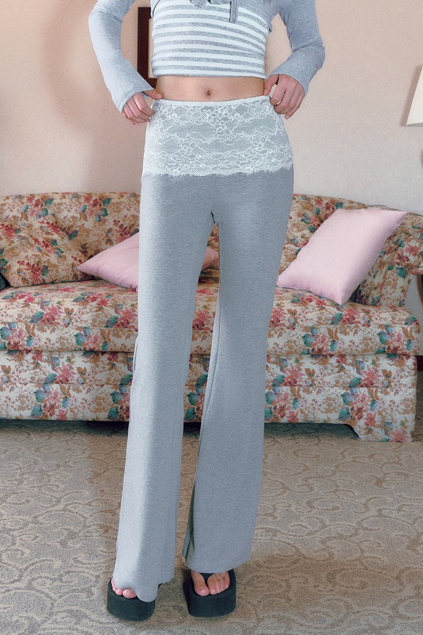 Pantaloni svasati a vita bassa grigi con inserti in pizzo