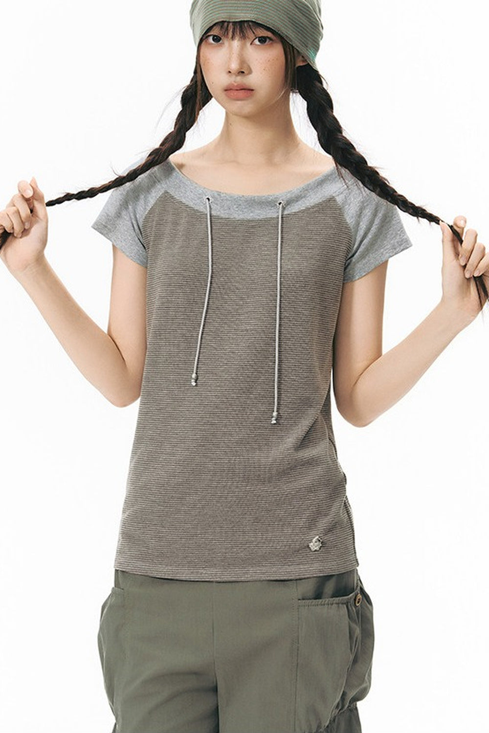 Schulterfreies gestreiftes Raglan-T-Shirt