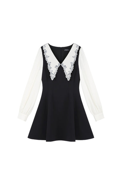 Schwarzes A-Linien-Kleid mit Bubikragen und tailliertem Schnitt