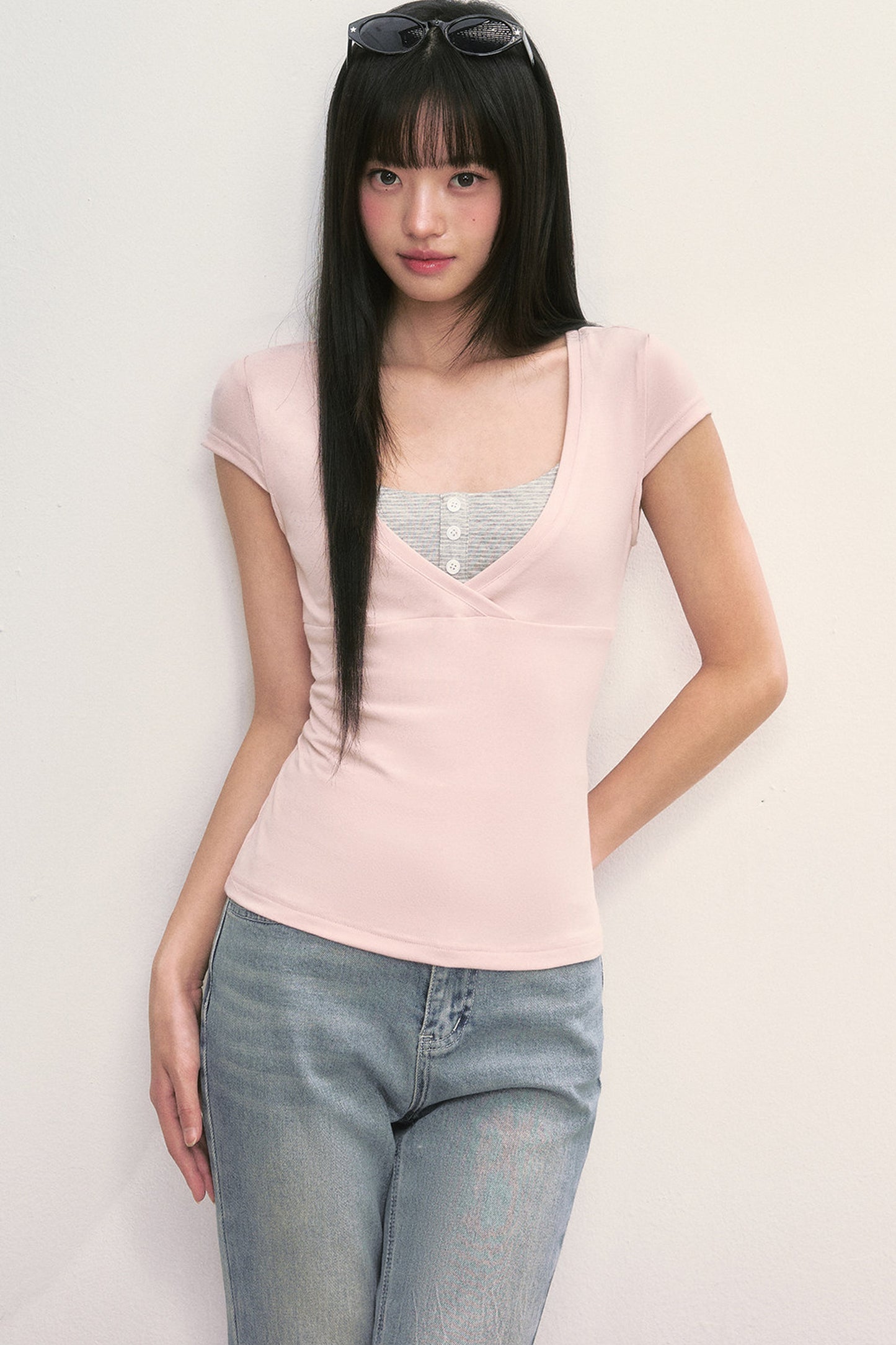 Rosa V-Ausschnitt-Top im Lagenlook und gestreiftes Camisole-Set
