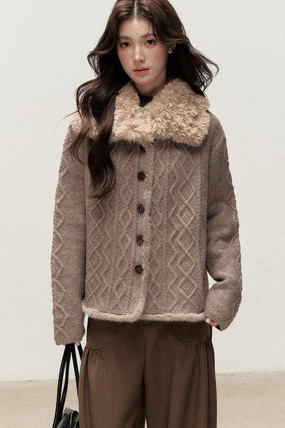 Strickpullover mit Kunstfellkragen in Ahornsirupfarbe