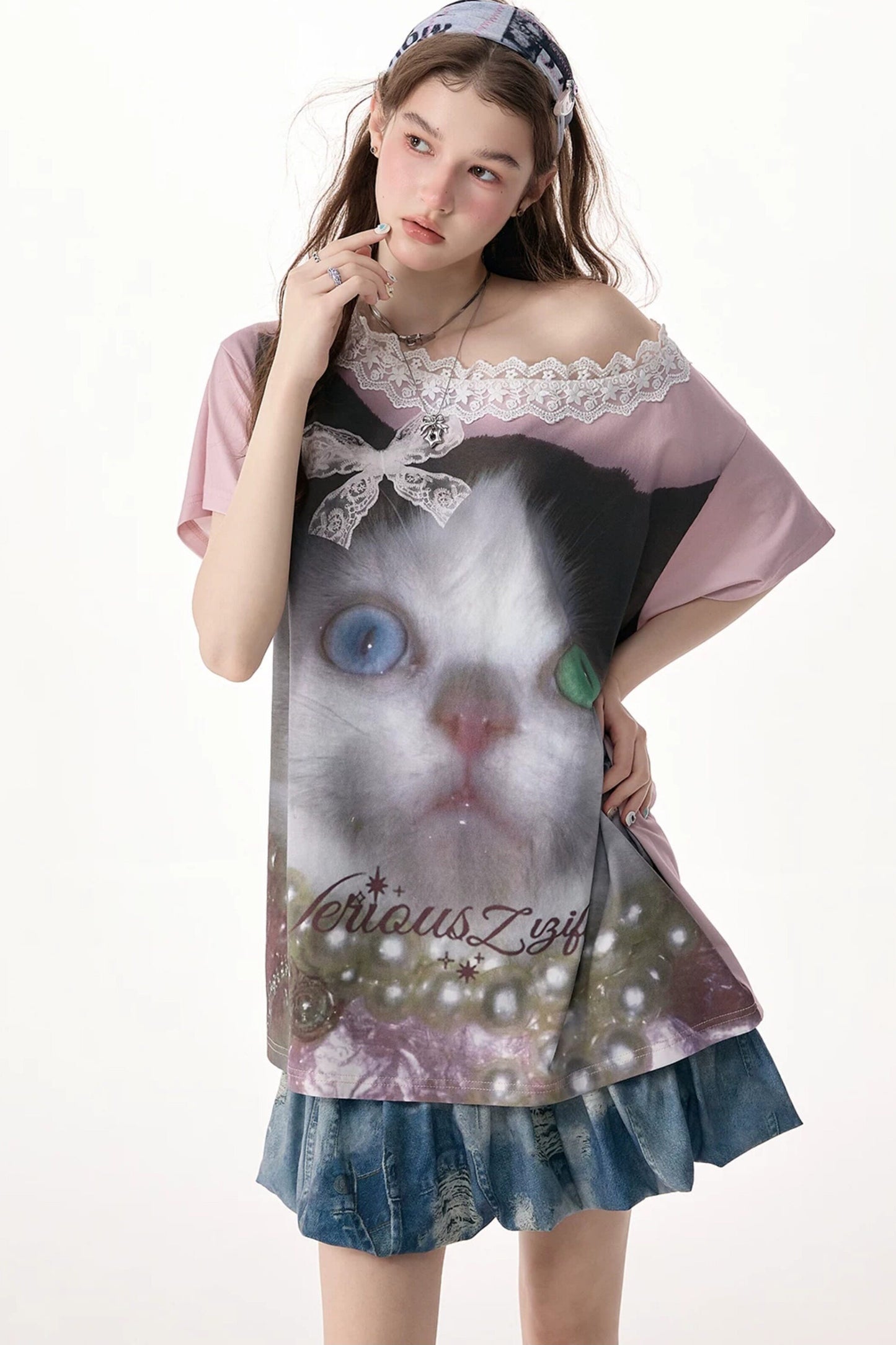 Weit geschnittenes T-Shirt mit Katzenprint und Spitzenkragen