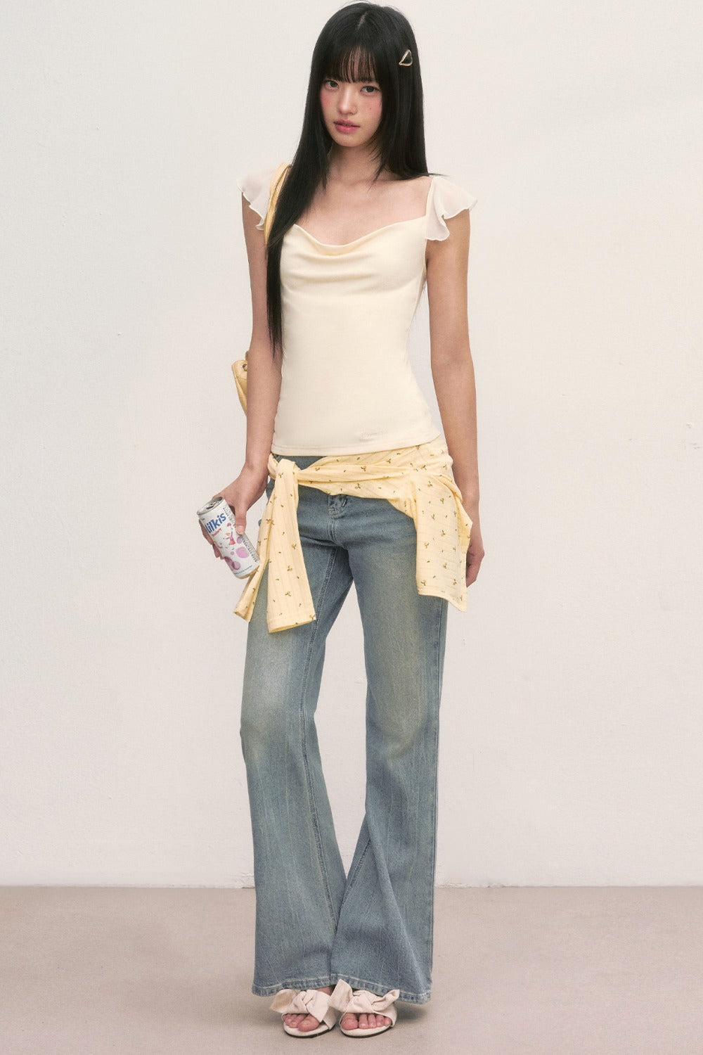 Top con cuello drapeado y mangas con volantes