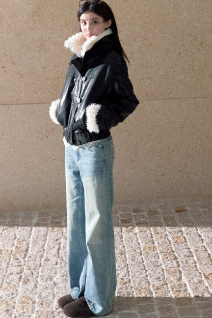 Kurze Jacke aus strukturiertem Leder mit Stehkragen