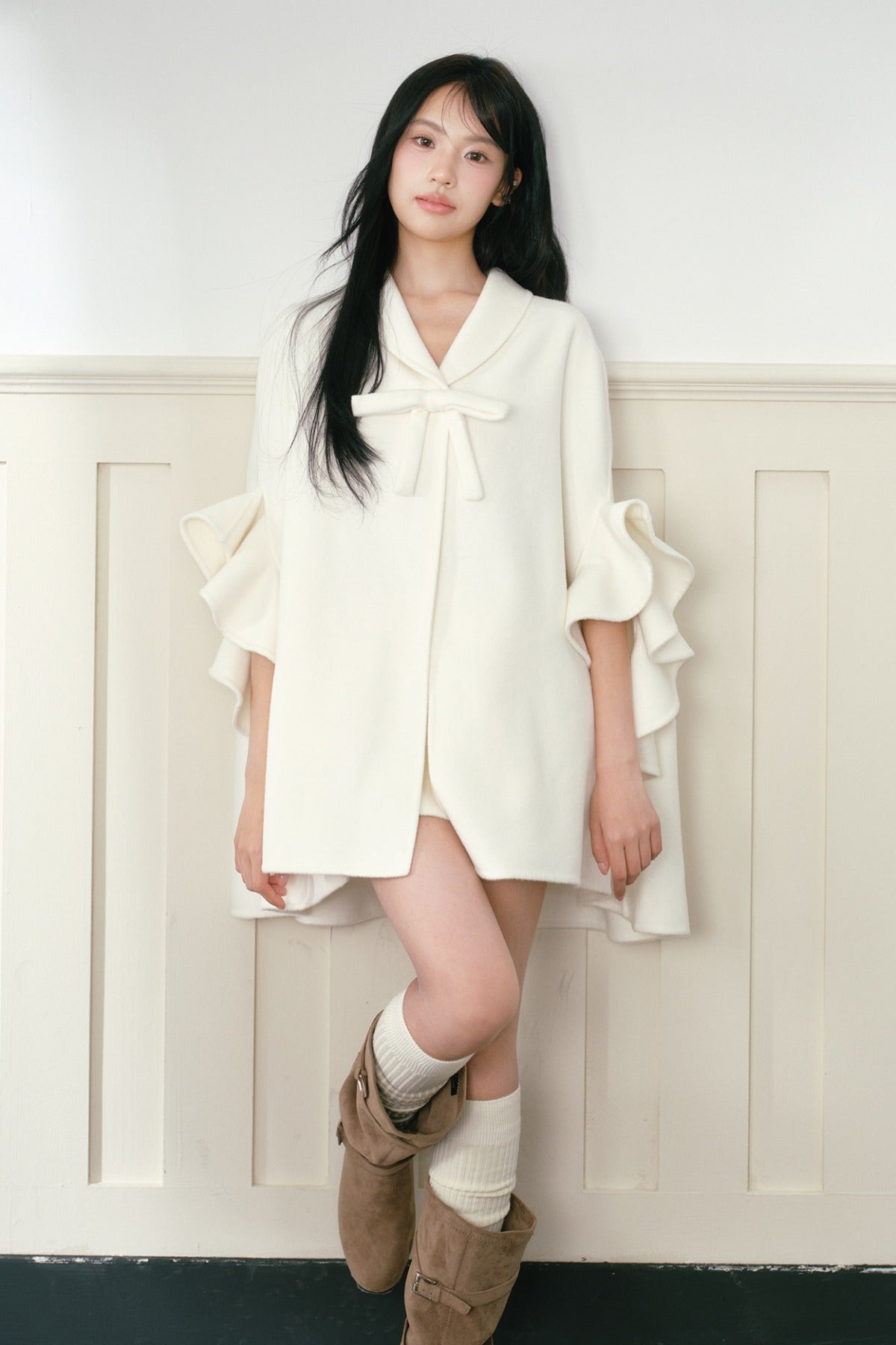 화이트 러플 소매 울 케이프