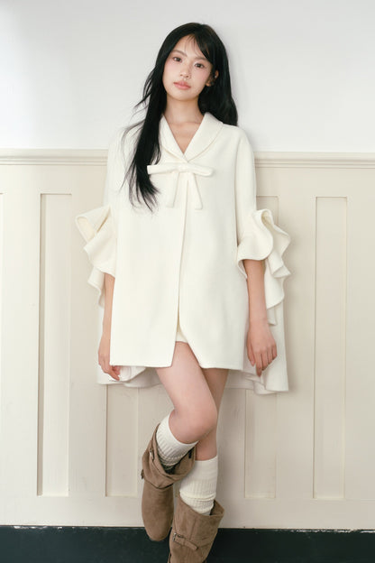 화이트 러플 소매 울 케이프