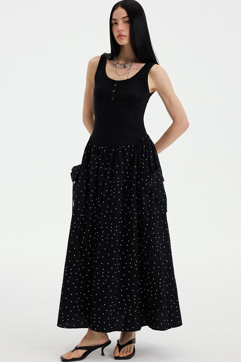 Vestido maxi evasé sin mangas de lunares