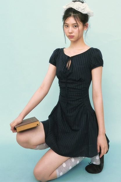Vestido de línea A a rayas con mangas abullonadas