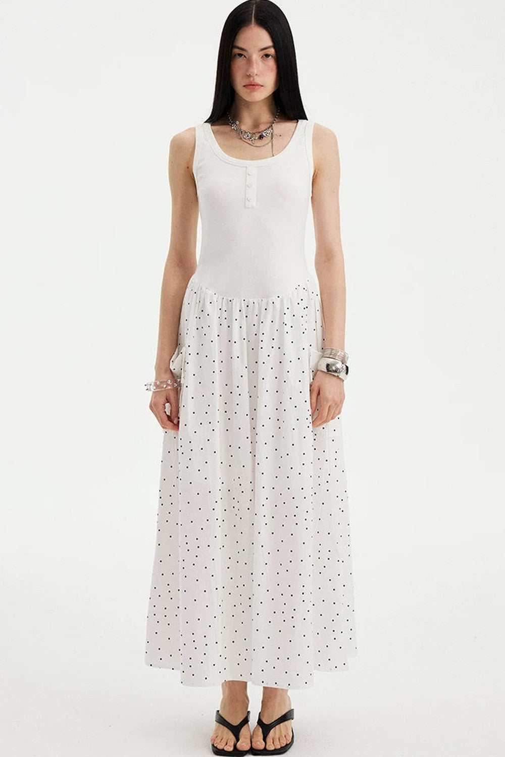 Vestido maxi evasé sin mangas de lunares
