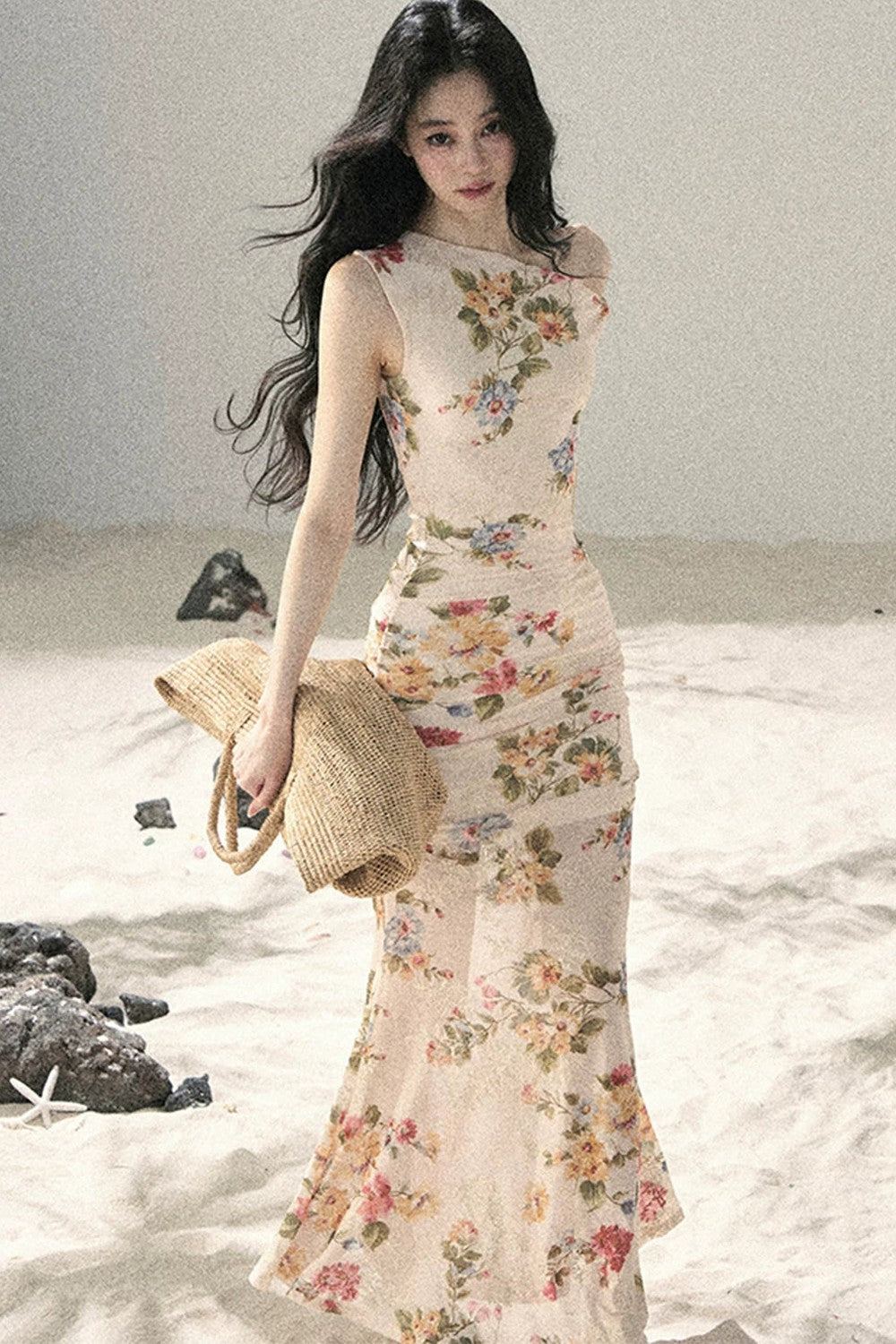 Sommerkleid aus Netzstoff mit Blumenmuster und Fischschwanz-Saum