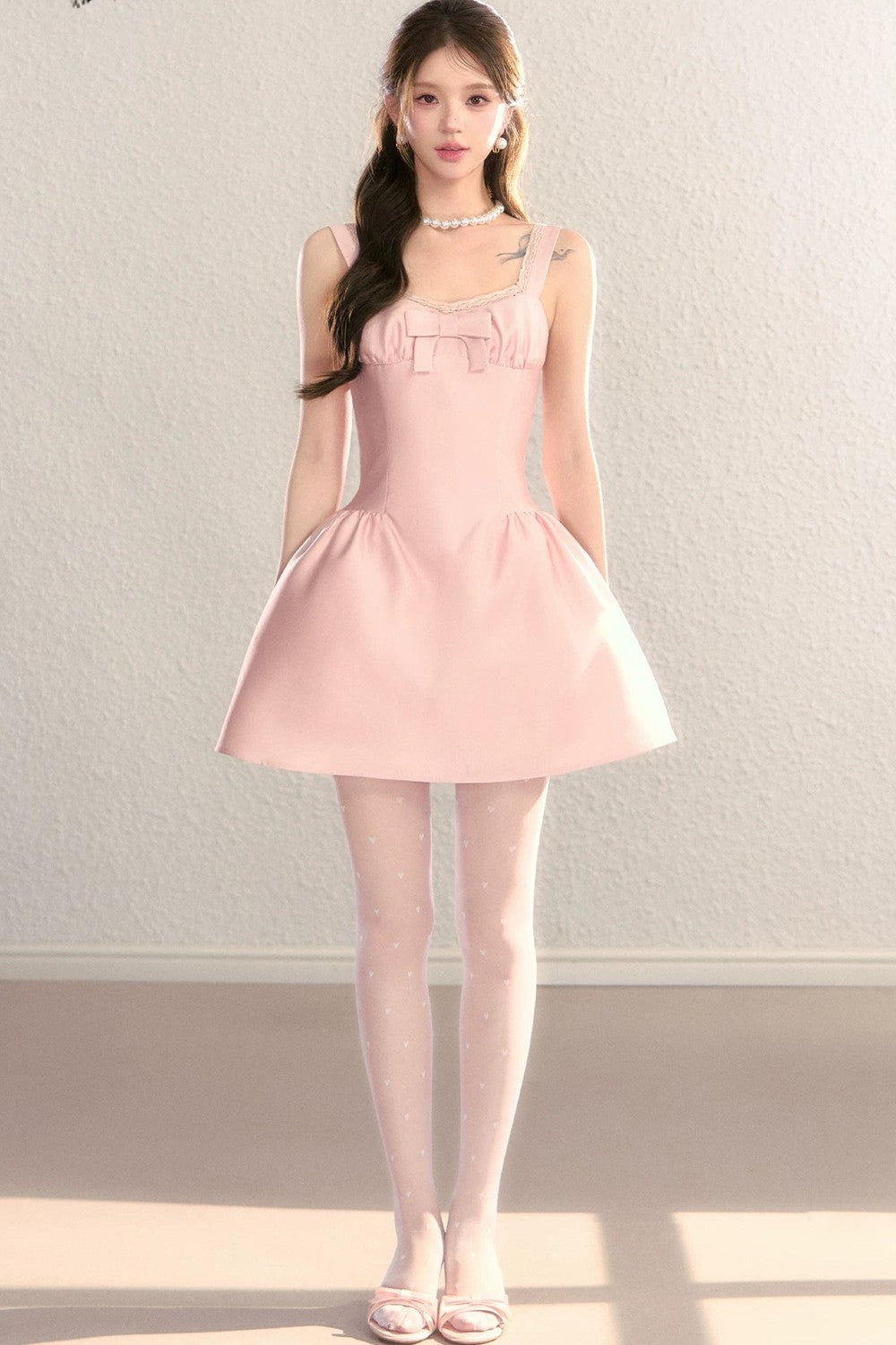 Rosa französisches Kleid mit Schleife und U-Ausschnitt
