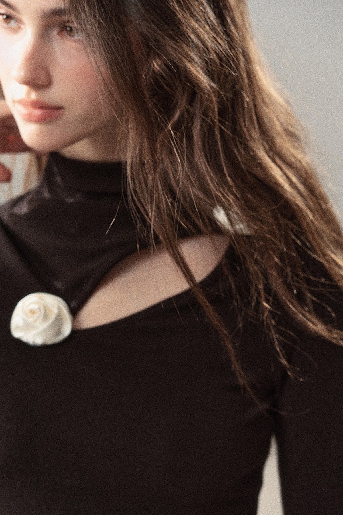 Camiseta con flores caladas en 3D