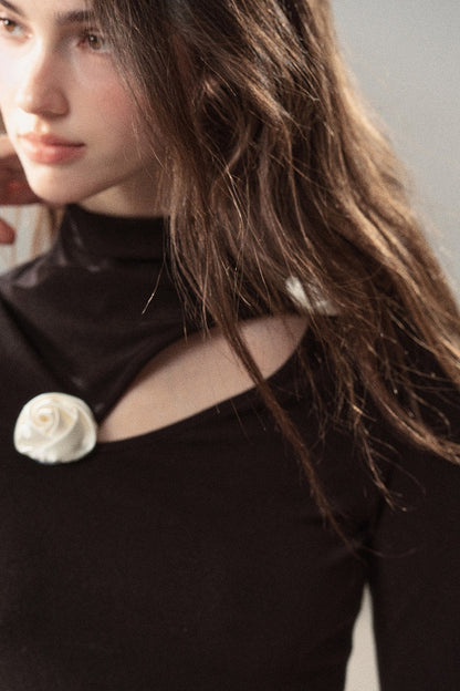 Camiseta con flores caladas en 3D