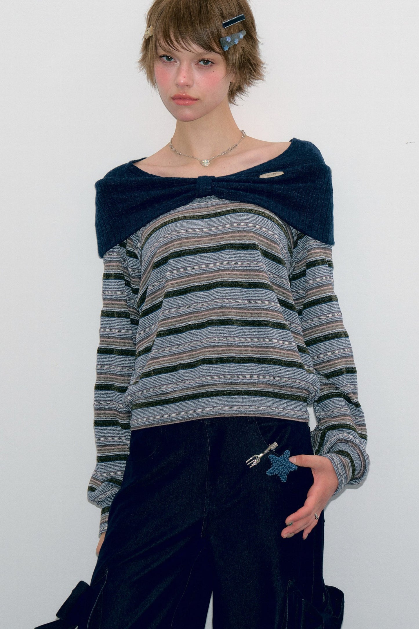 Maglietta in maglia a righe con fiocco verde