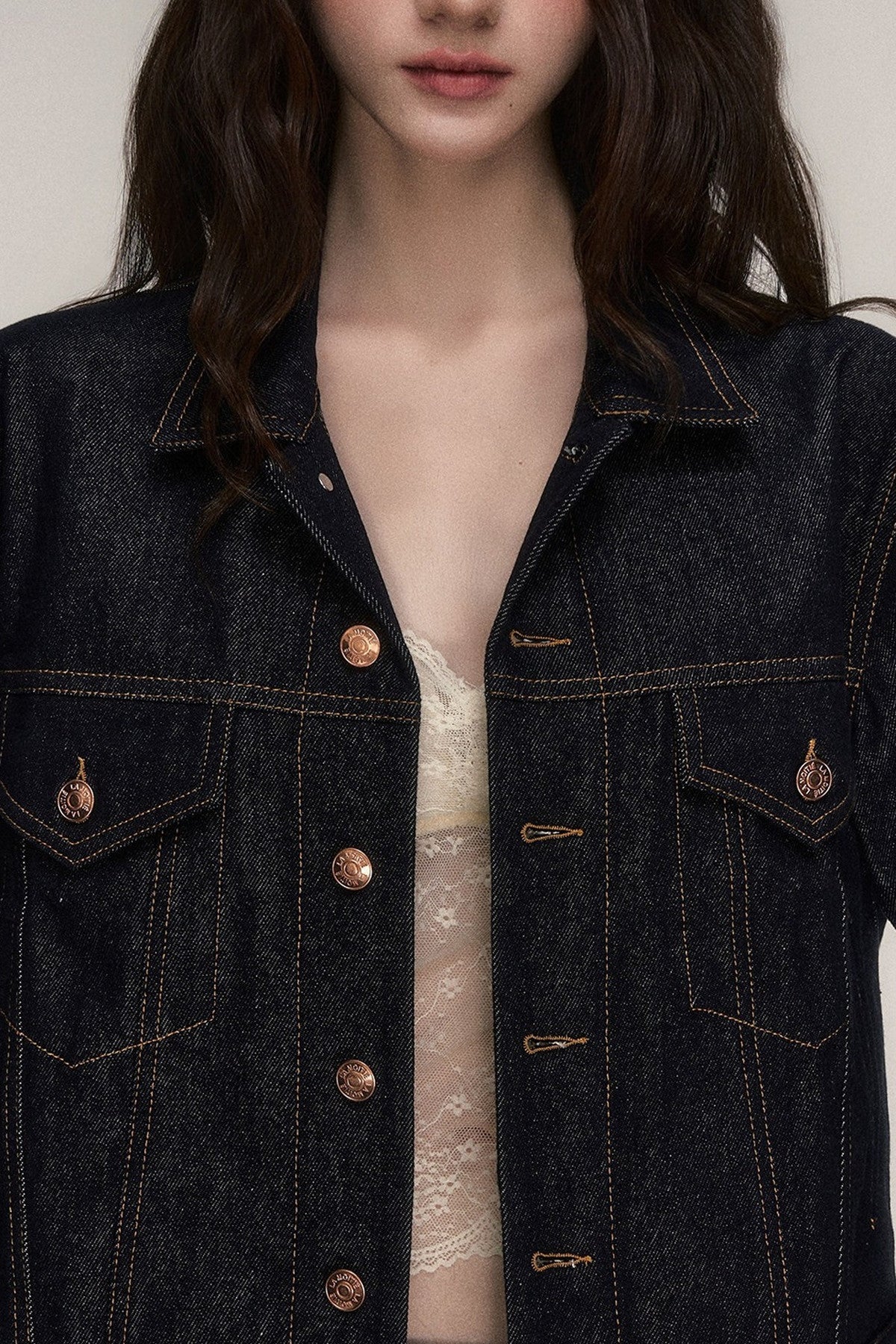 Klassische kurze Jeansjacke
