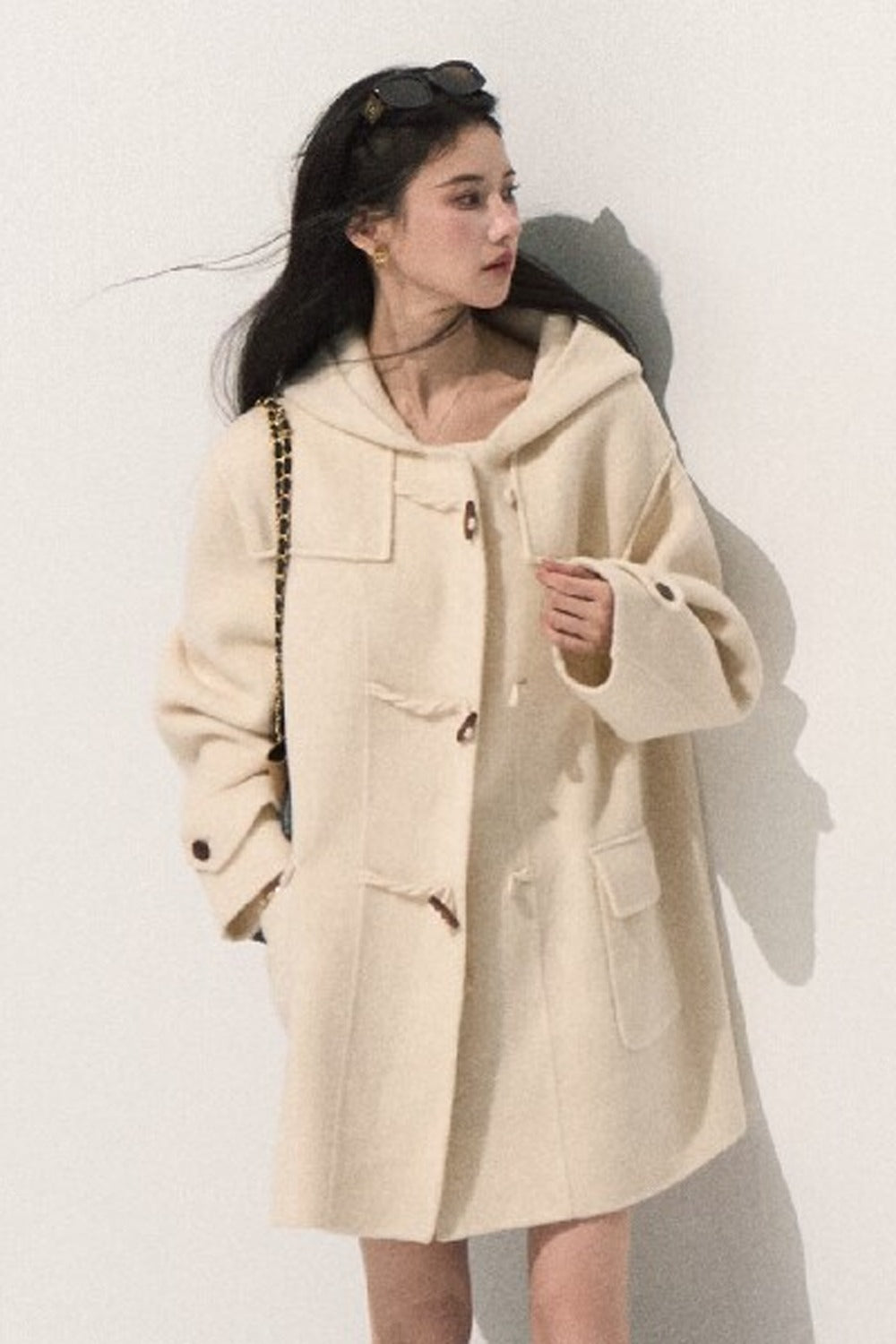 Manteau en laine à capuche avec brandebourgs