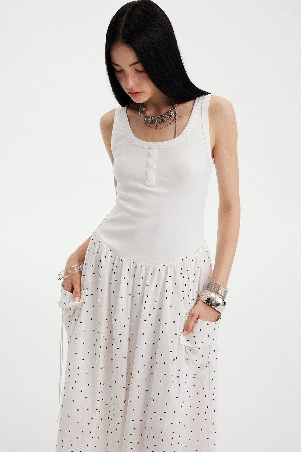 Vestido maxi evasé sin mangas de lunares