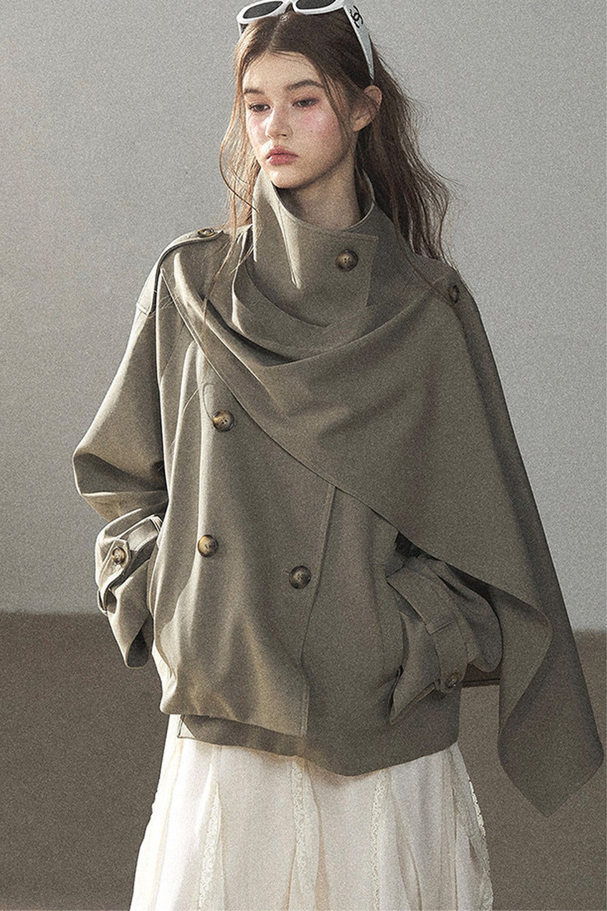 Trench corto stile britannico con collo alto
