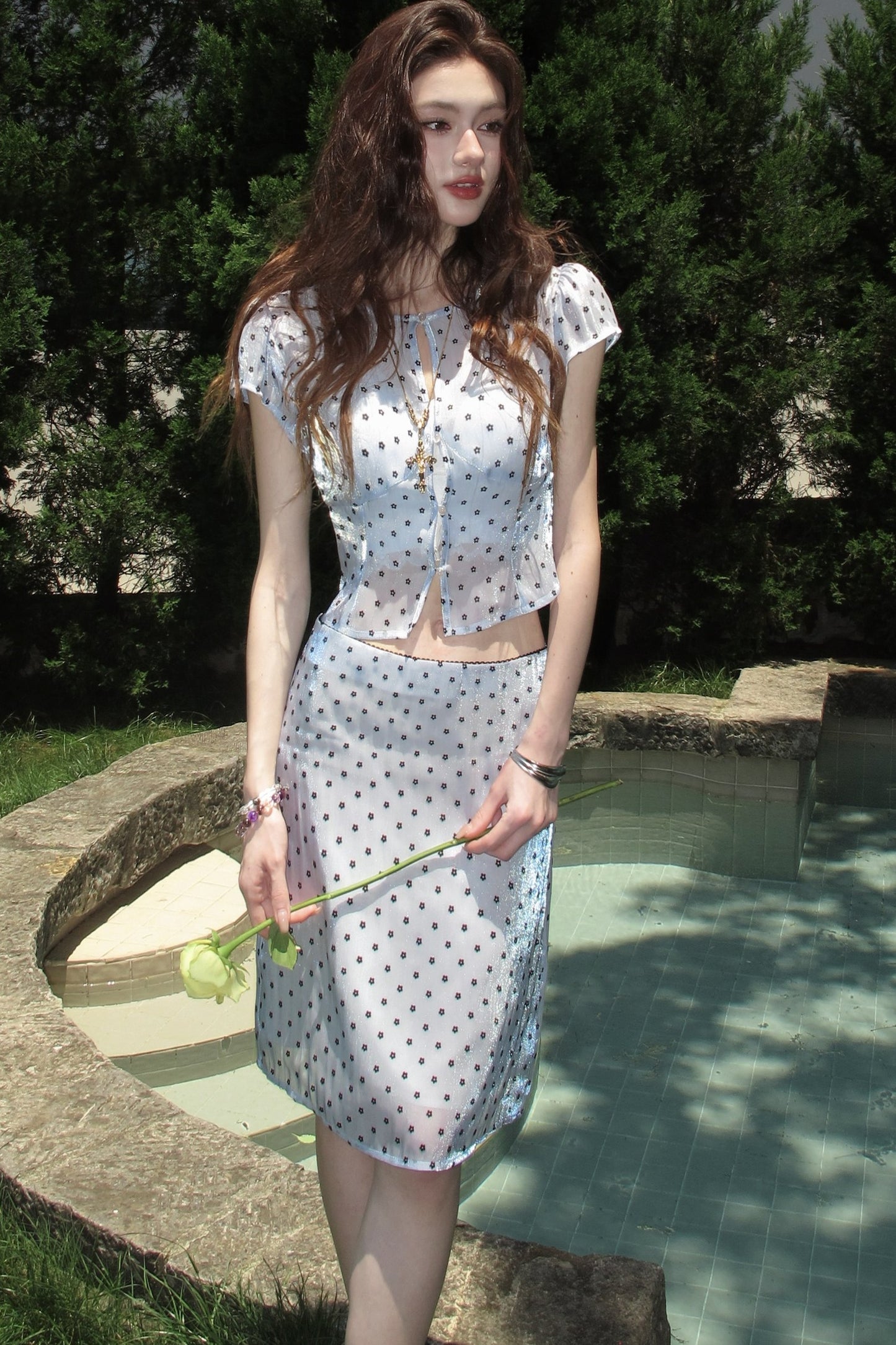 Completo con top e gonna blu acqua a pois e floreale