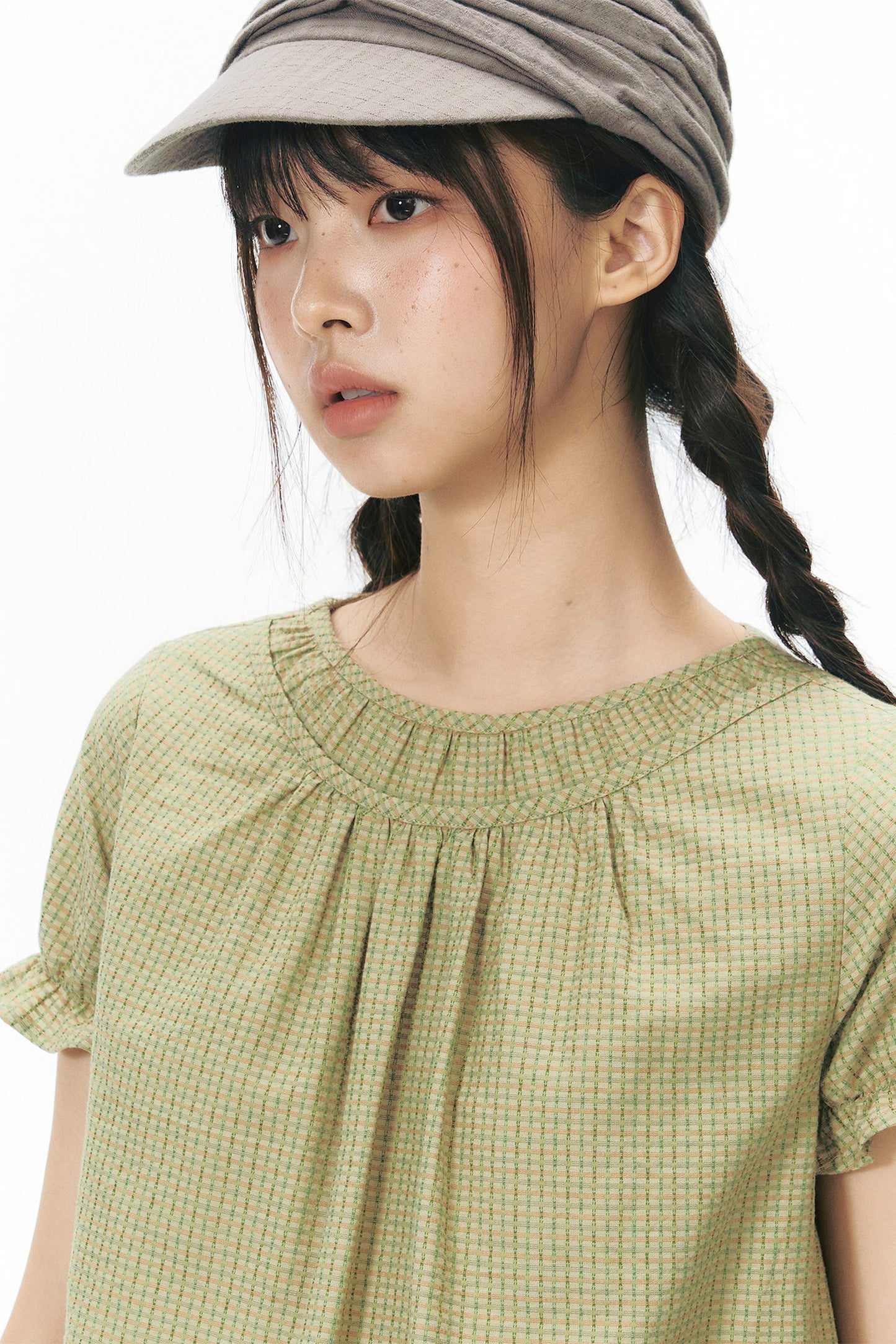 Camicia girly con maniche a sbuffo e girocollo