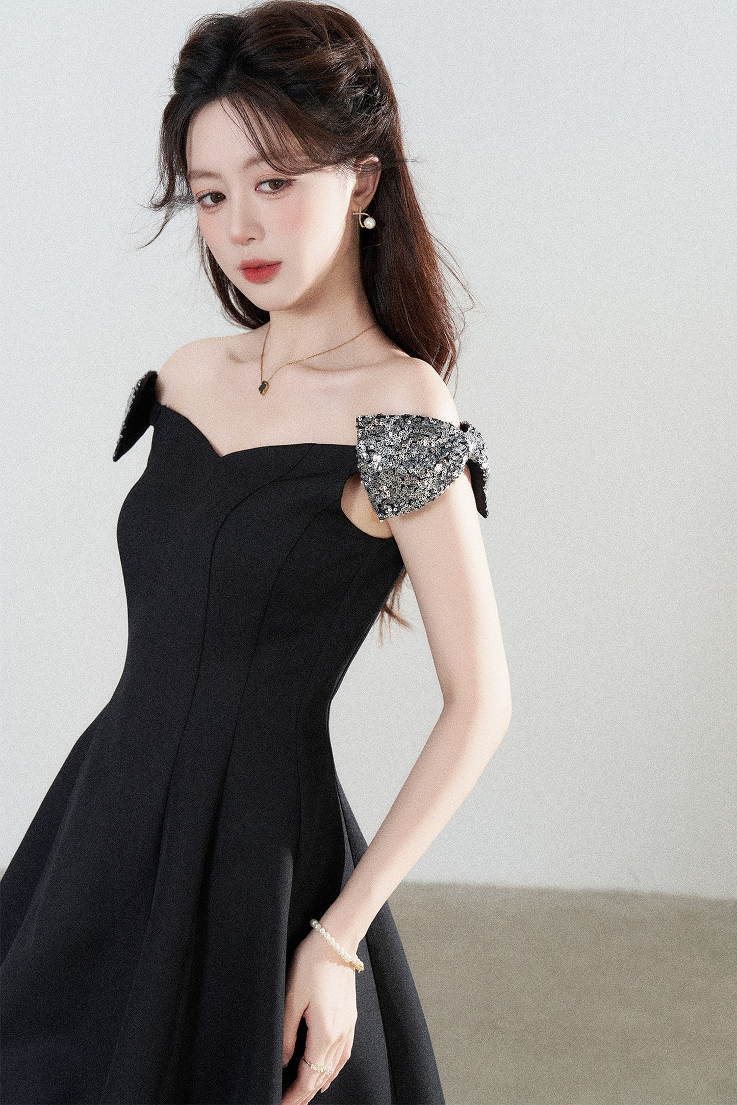 Schwarzes schulterfreies Kleid mit geraffter Taille