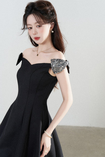 Schwarzes schulterfreies Kleid mit geraffter Taille