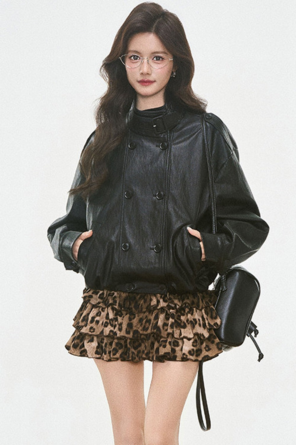 Set aus Lederjacke in Knospenform und gestuftem Leopardenrock