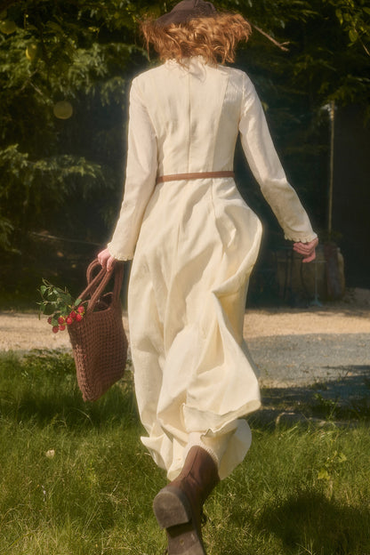 Langes Kleid mit Taillenschleife und Stickerei