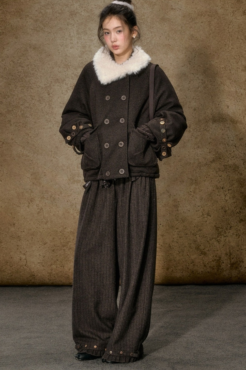 Kurze Daunenjacke mit Color-Blocking und Pelzkragen
