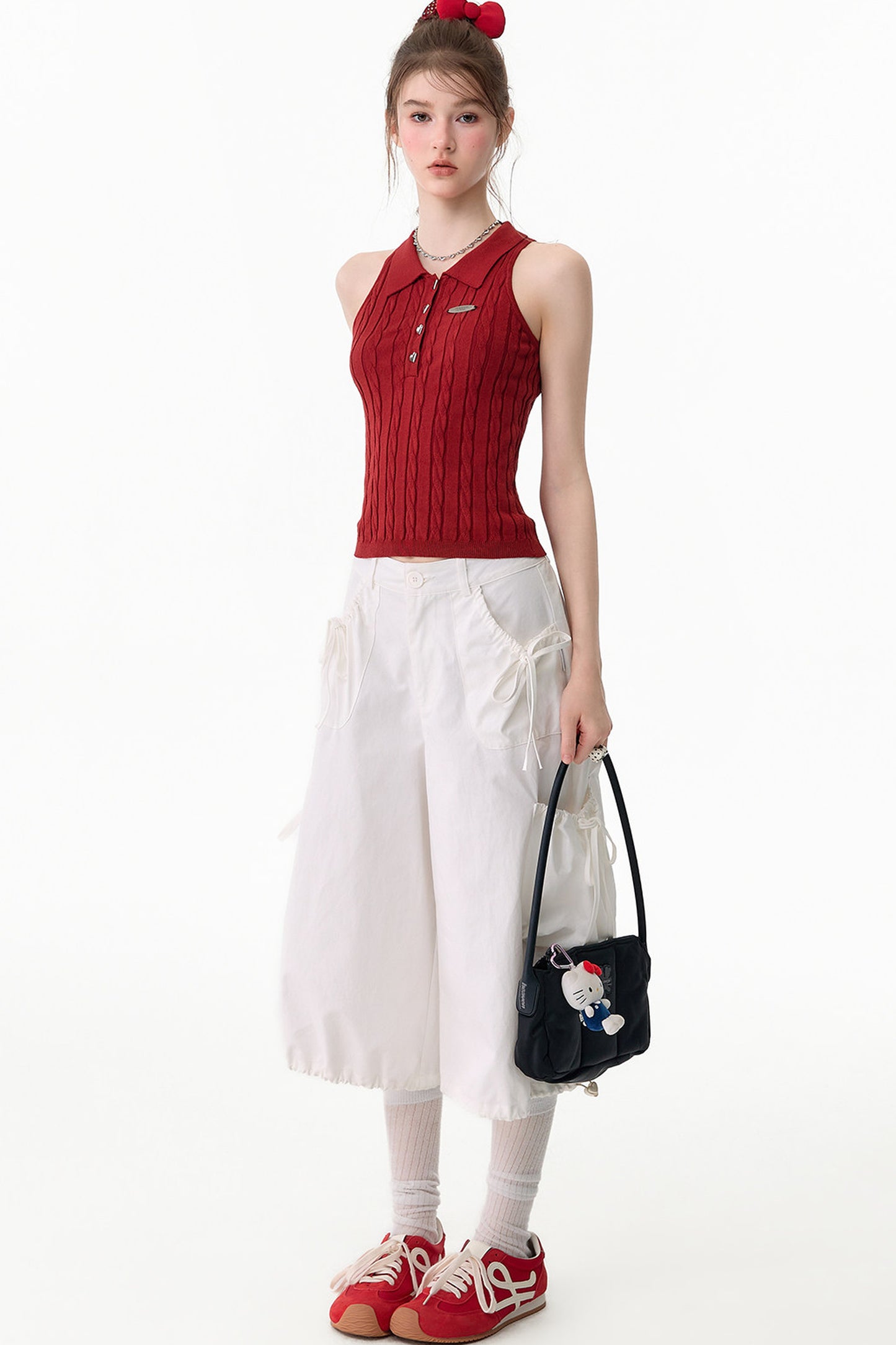 Hochgeschnittene Cargohose mit weitem Bein und mehreren Taschen