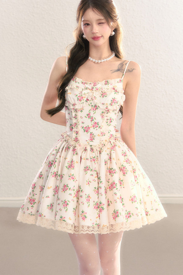 Vestido de princesa con estampado floral y cintura ceñida