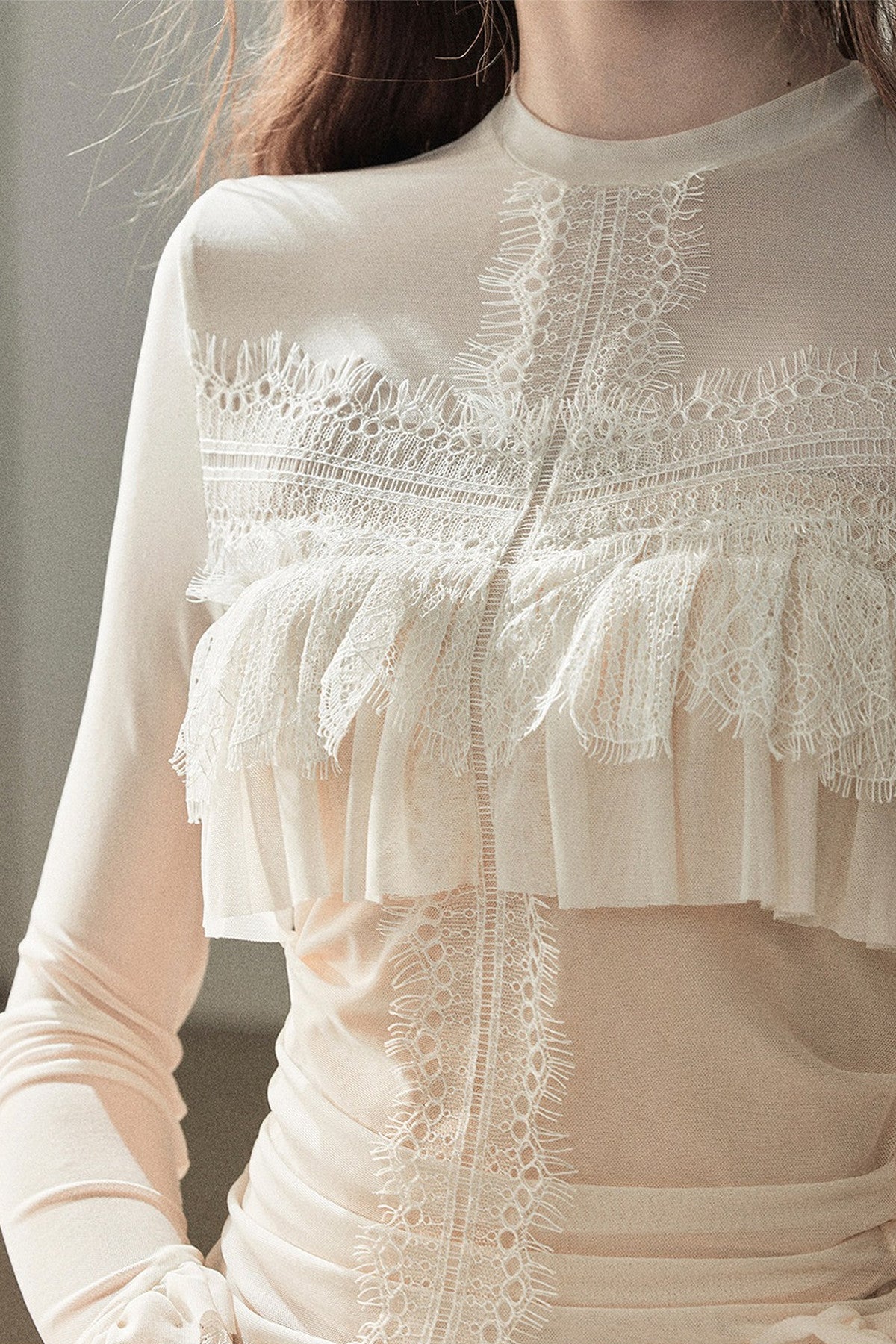 Blusa de encaje transparente con volantes y mangas acampanadas